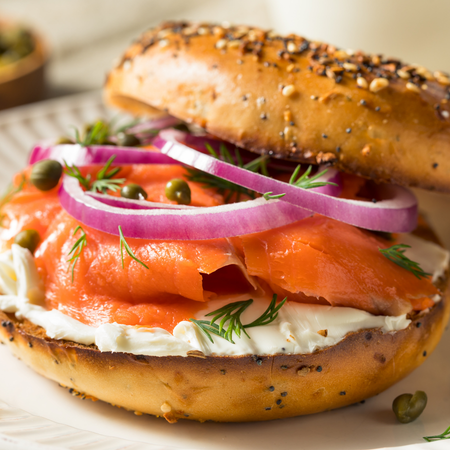 Bagel de salmón ahumado de Menu Boost